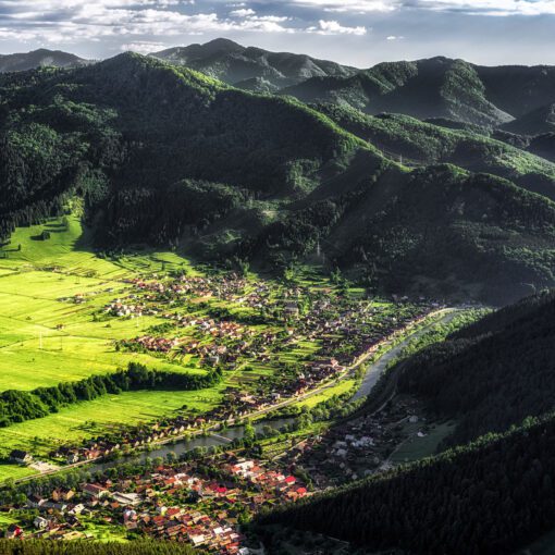 Pohľad z vrchu Hrdoš na Veľkú Fatru a dediny Hubová s Švošov