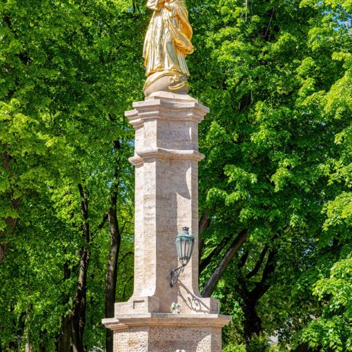 Mariánsky stĺp so sochou Immaculaty