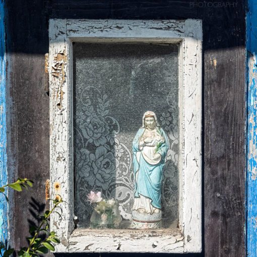Panna Mária v okne chalúpky v Martinčeku