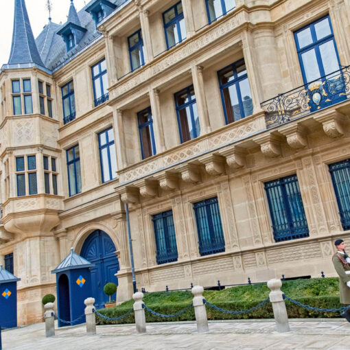 Čestná stráž pred palácom Grand Ducal Luxemburg - Luxembursko