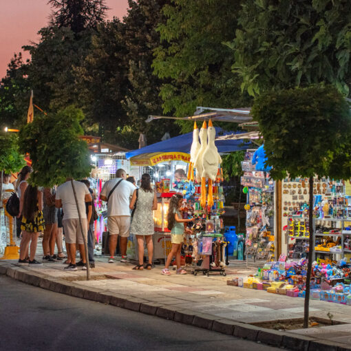 Stánky so suvenírmi v letovisku Kiten
