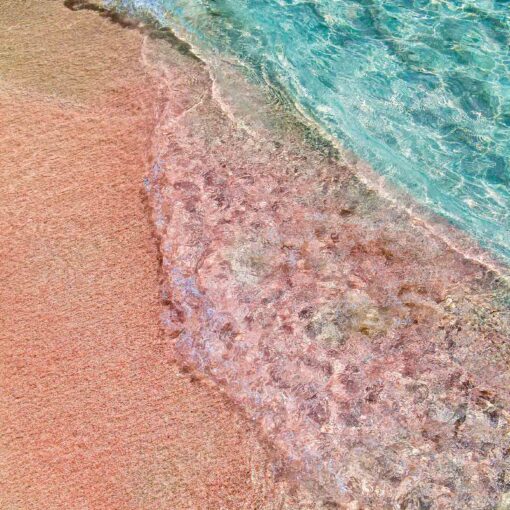 Ružový piesok na pláži v Elafonisi, Kréta