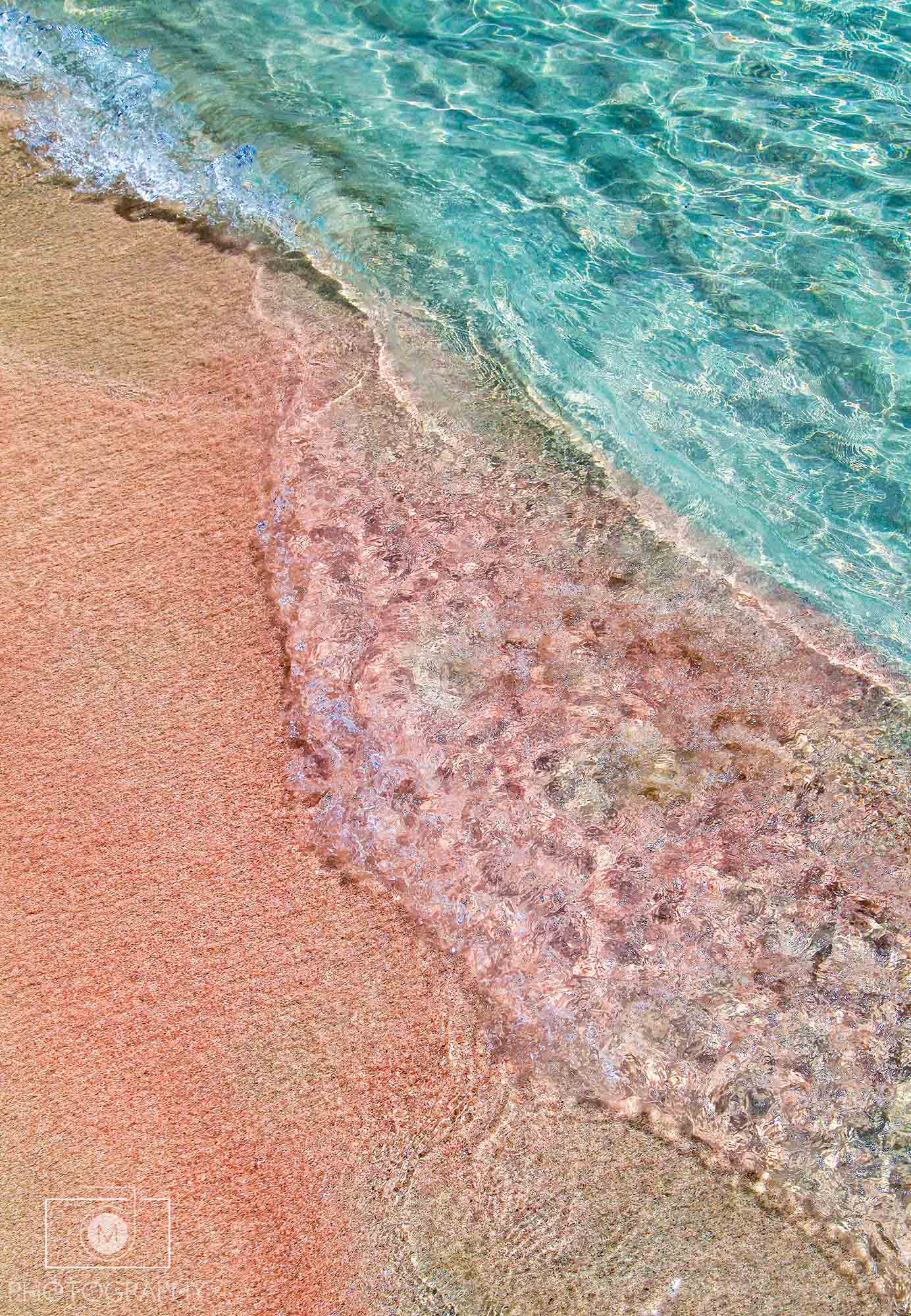 Ružový piesok na pláži v Elafonisi, Kréta