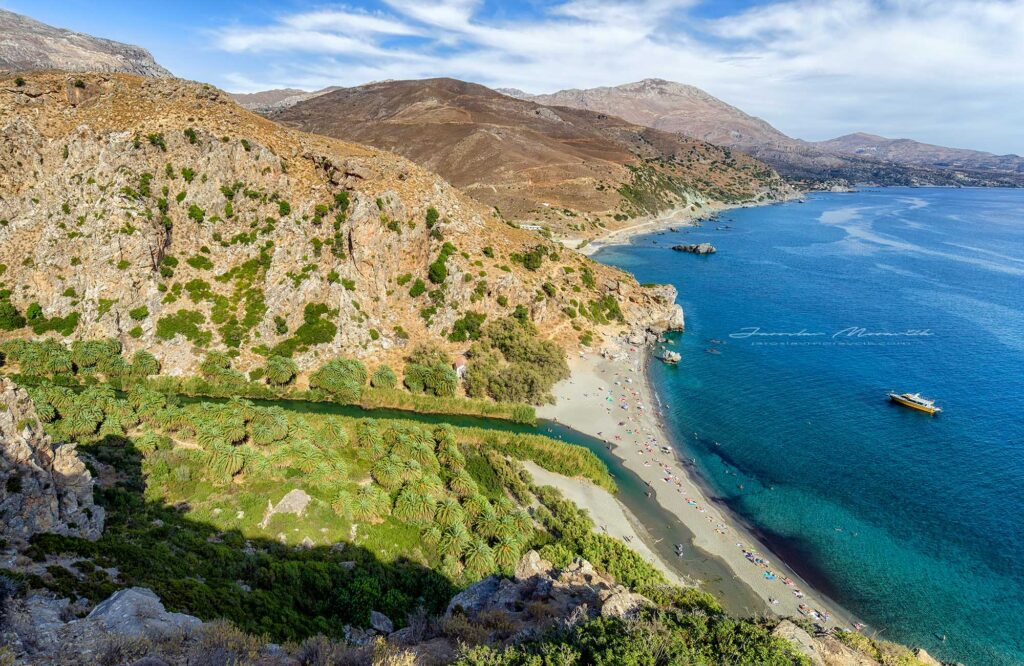 Preveli Beach na Kréte s riekou, palmami a pieskovou plážou na južnom pobreží