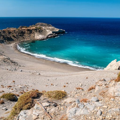 Piesočnaté duny a zátoka pri pláži Agios Pavlos, Kréta