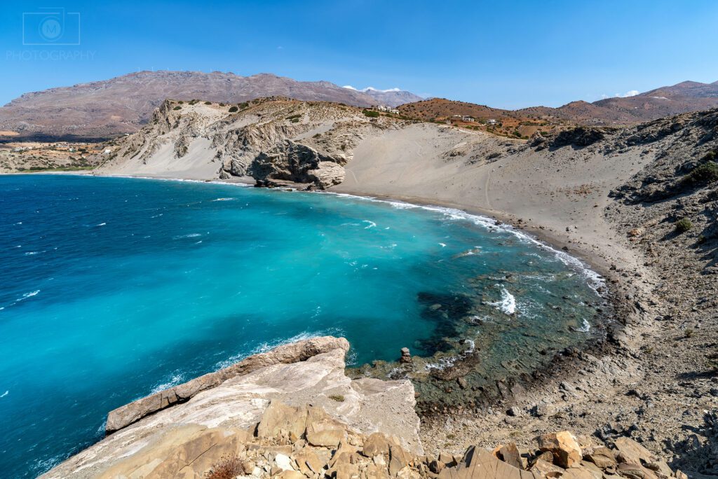 Agios Pavlos Sandhills na Kréte s pieskovými dunami a tyrkysovým morom na južnom pobreží ostrova