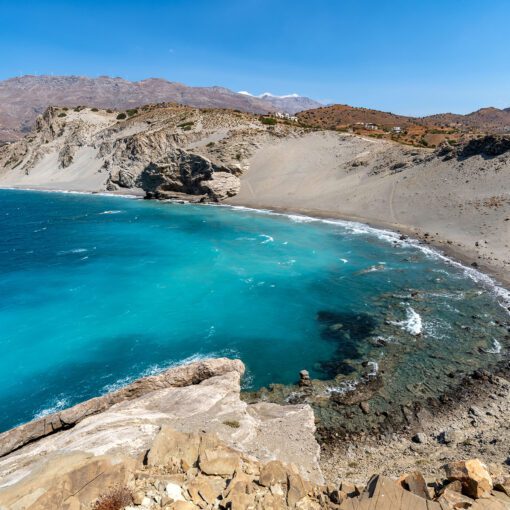 Zátoka s tyrkysovým morom a sivými piesočnatými dunami pri pláži Agios Pavlos na juhu Kréty