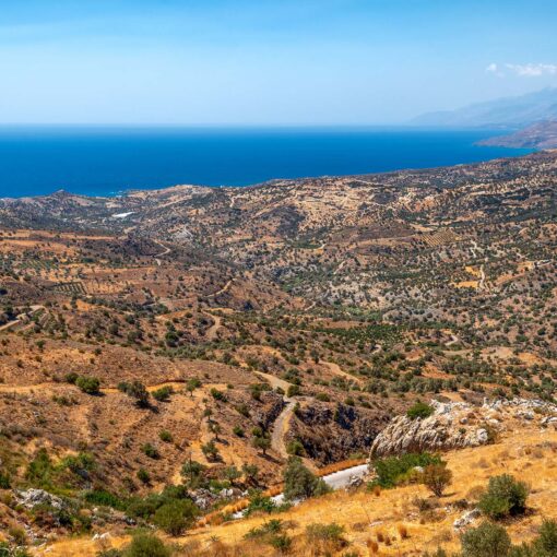 Výhľad z hôr na pobrežie južnej Kréty