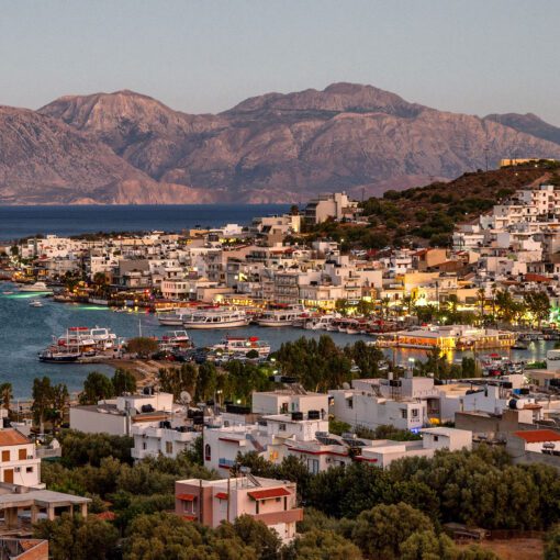 Večerná Elounda s prístavom a horami v pozadí, Kréta