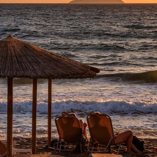 Západ slnka na pláži Kalamaki s výhľadom na ostrov Paximadia, Kréta