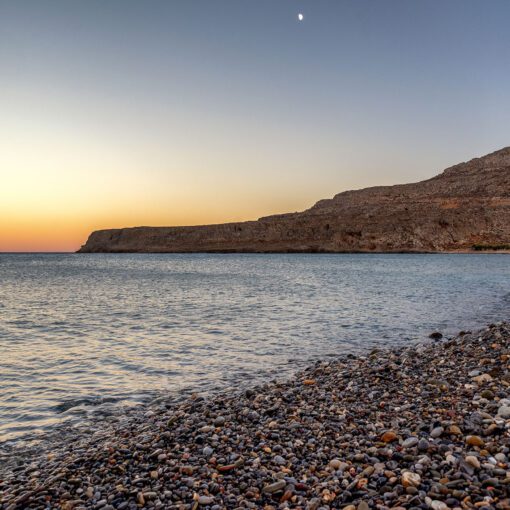Pláž Kato Zakros pri západe slnka, východná Kréta