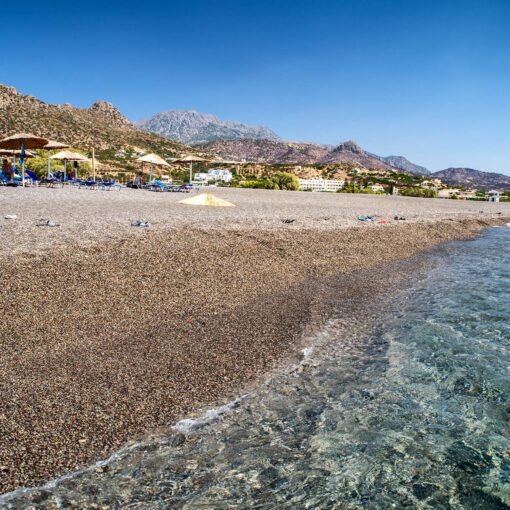 Koutsounari Long Beach – krištáľové more a hory na juhu Kréty