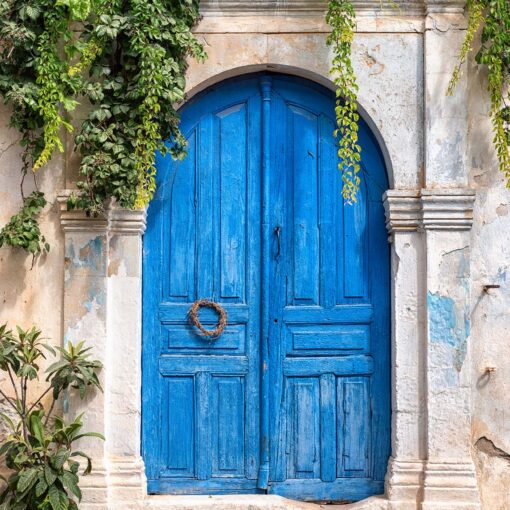 Tradičné modré dvere v dedine Margarites na Kréte