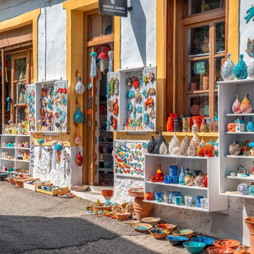 Farebný obchod s keramikou v Margarites na Kréte