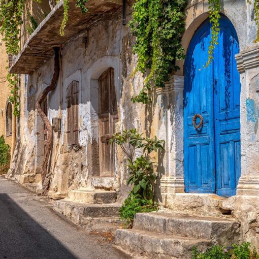 Ulička s modrými dverami v dedine Margarites na Kréte