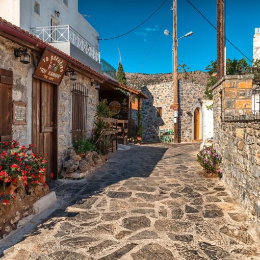 Kamenná ulička a taverna v dedine Mavrikiano na Kréte