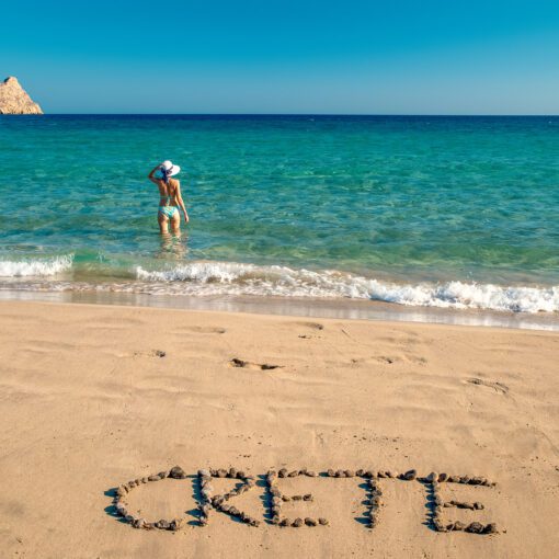 Mazida Ammos Beach – nápis „Crete“ z kamienkov na piesku