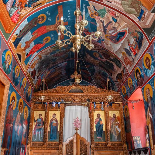 Interiér kláštora Saint George Selinari – pravoslávne ikony a fresky