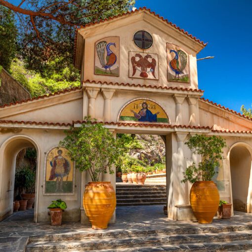 Vstup do kláštora Saint George Selinari – mozaiky a tichá atmosféra