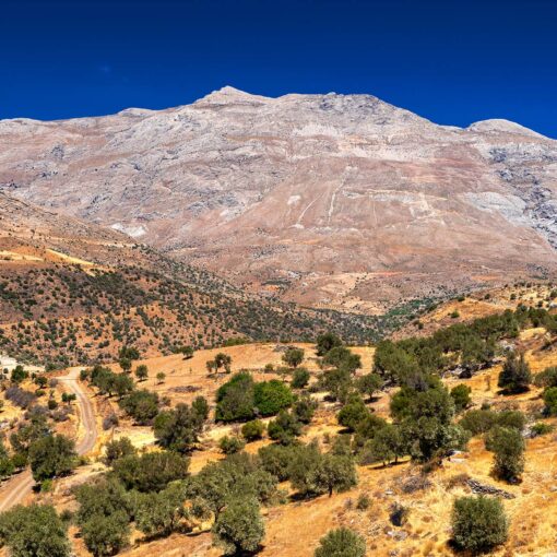 Suchá krajina a horský masív Mount Kedros – Kréta, Grécko