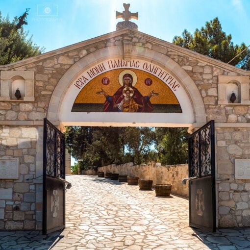 Vstupná brána kláštora Panagia Odigitria – mozaika a symbol pokoja na Kréte