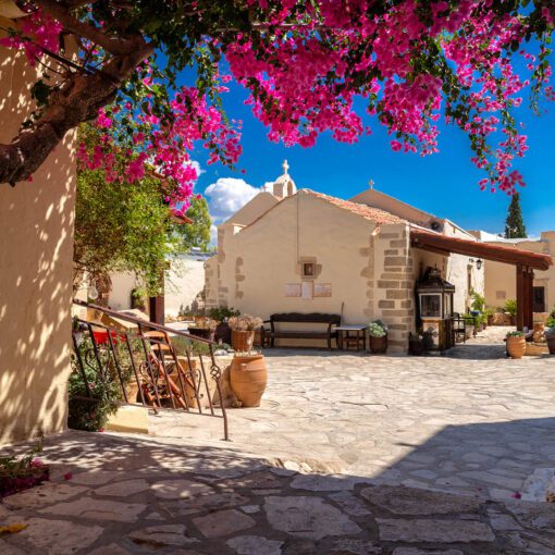 Nádvorie kláštora Panagia Odigitria – kvety, pokoj a história Kréty
