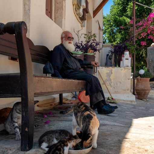 Mních v kláštore Panagia Odigitria – tichý život na Kréte