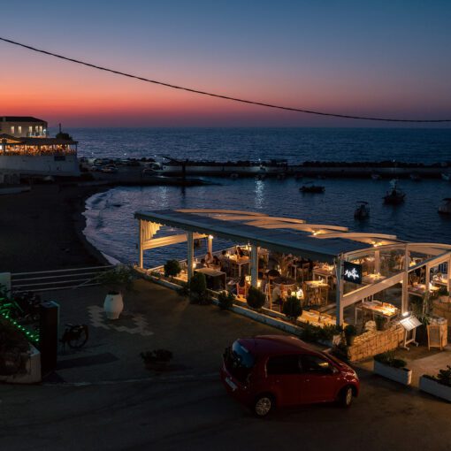 Večerná atmosféra v taverni pri mori – Panormos, Kréta