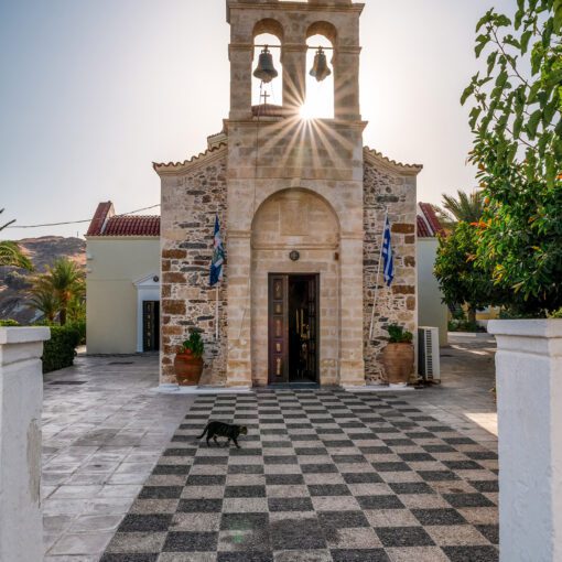 Kostol v Panormose so slnkom a palmami – pokojné ráno na Kréte