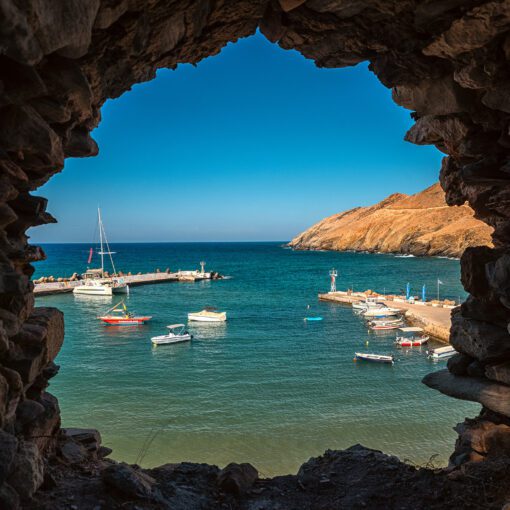 Prístav Panormos – loďky a tyrkysové more Kréty v kamennom ráme