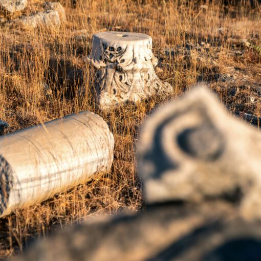 Agia Sofia Basilica of Panormo – staroveké ruiny na Kréte v zlatom svetle