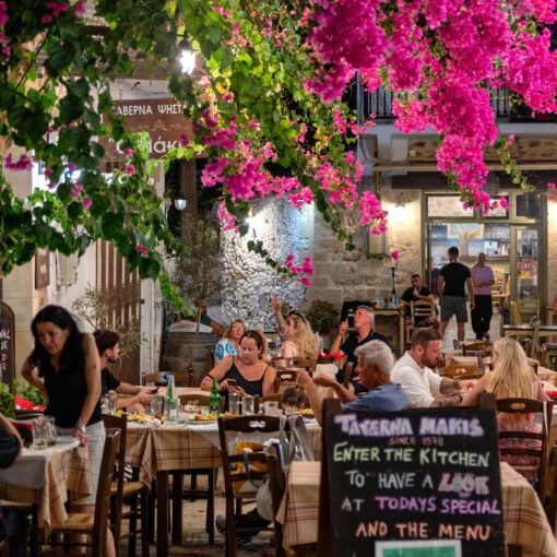 Tradičná taverna pod kvetmi bougainvillea – večer v Panormose
