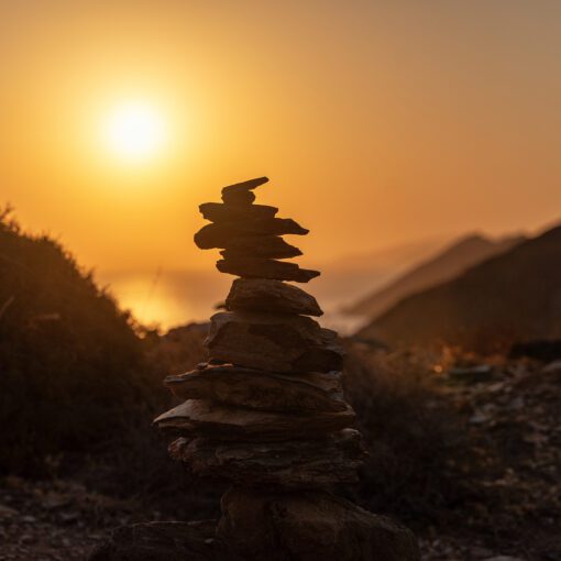 Kamenná vežička v zlatej žiare západu slnka – Panormos, Kréta