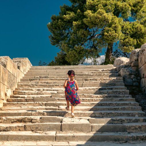 Na schodoch histórie – dievča v areáli paláca Phaistos, Kréta