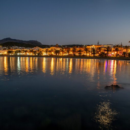 Nočné Rethymno – osvetlená promenáda pri mori na Kréte