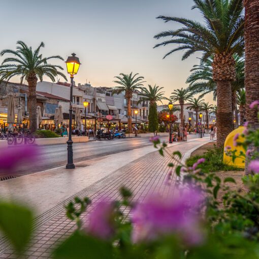 Promenáda s palmami v Rethymne – podvečerná atmosféra Kréty