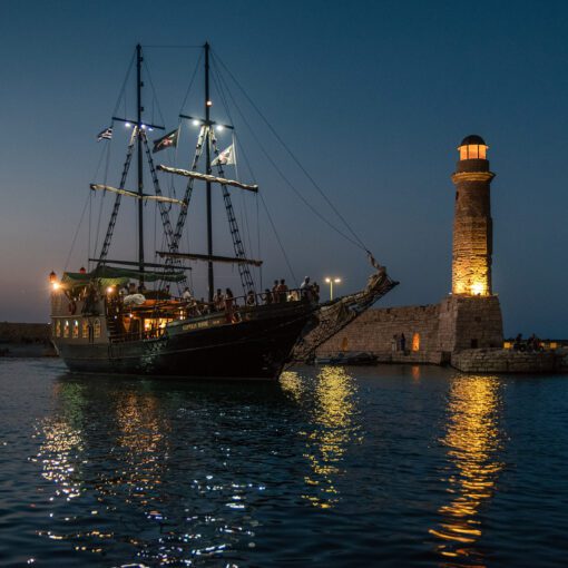 Loď a maják v prístave Rethymno – romantický večer na Kréte