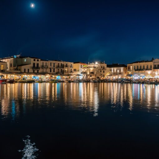 Nočný prístav Rethymno – taverny, svetlá a odrazy na mori