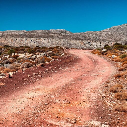 Červená prašná cesta – drsná krása krétskej krajiny v okoli Kato Zakros