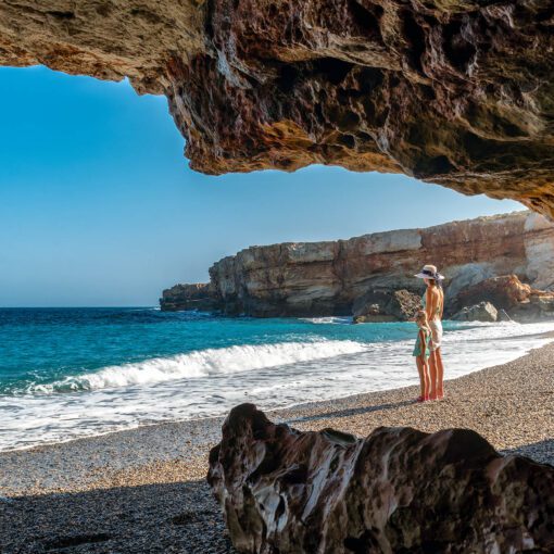 Rodinný okamih na pláži Spilies – Kréta, Grécko