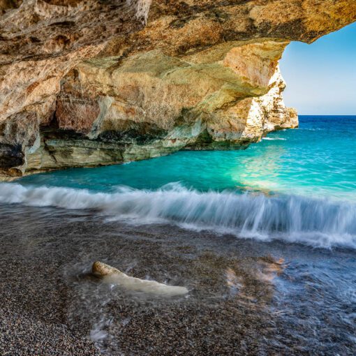 Vlna a jaskyňa – dramatické more na pláži Spilies, Kréta