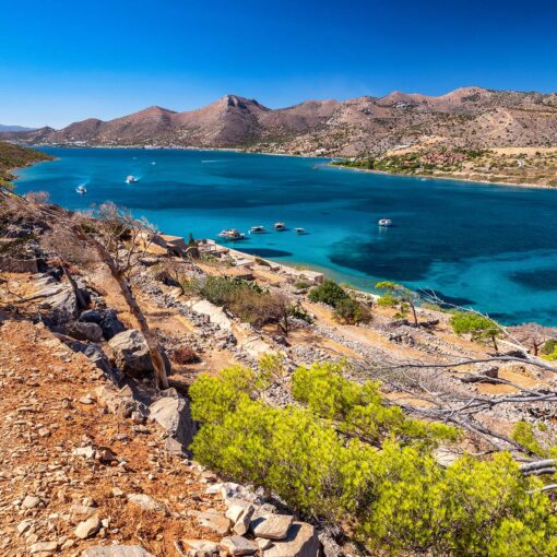 Výhľad zo Spinalongy na záliv Elounda – tyrkysová lagúna Kréty