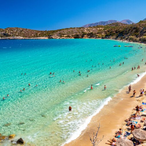 Letný deň na pláži Voulisma – zlatý piesok a tyrkysové more Kréty