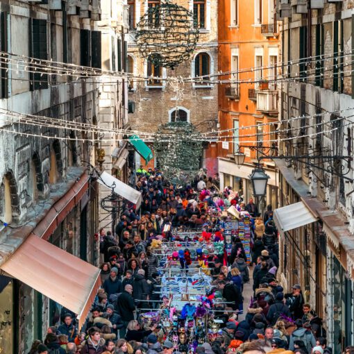 Preplnené Benátky počas karnevalu