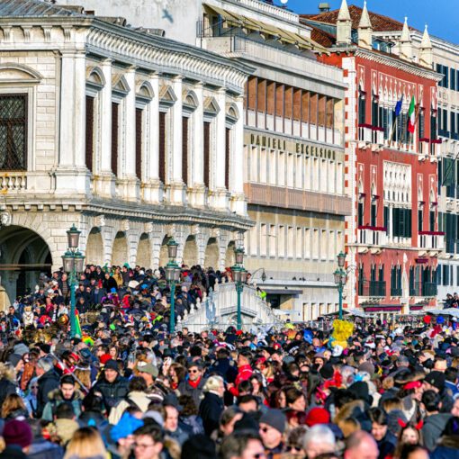 Preplnené Benátky počas karnevalu