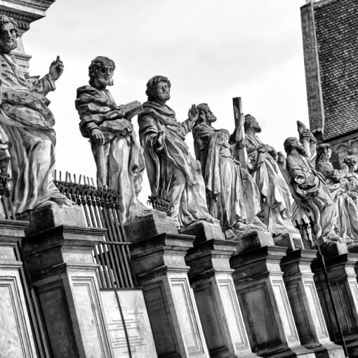 Sochy 12tich apoštolov pred kostolom sv. Petra a Pavla v Krakove