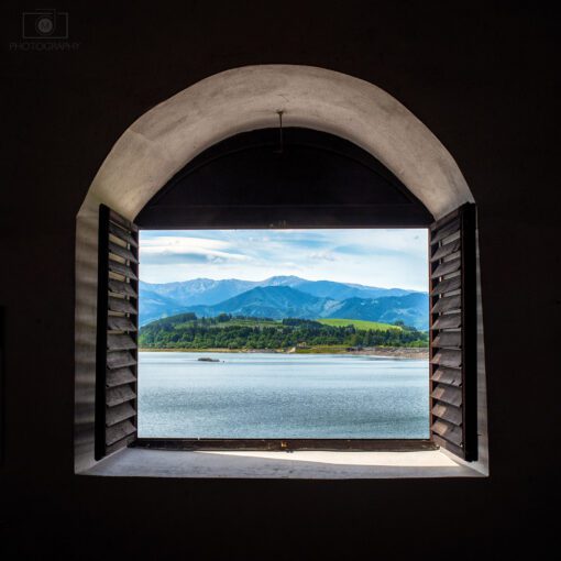 Pohľad z kostolíka na brehu Liptovskej Mary