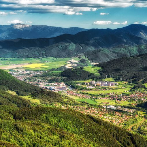 Výhľad z vrchu Hrdoš na Ružomberok a Nízke Tatry