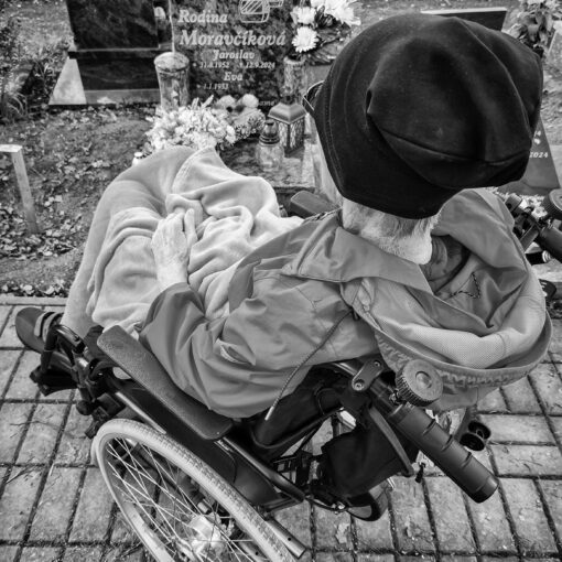 Prvý krát pri hrobe manžela, 2025