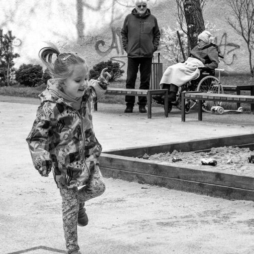 Na vychádzke s manželom a vnučkou, 2024